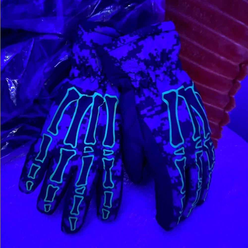 NWT: one pair of Thinsulate Skeleton Camo Ski
